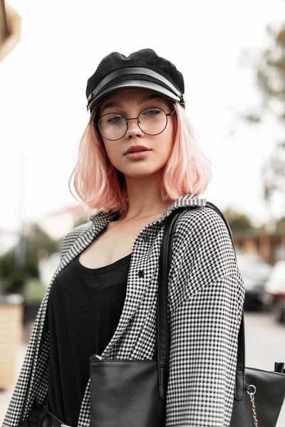 Piękna Młoda Kobieta Model Różowymi Włosami Okularach Modnej Koszuli Nakryciem — Zdjęcie stockowe