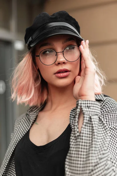 Snygg Mode Porträtt Vacker Ung Flicka Med Rosa Hår Rutig — Stockfoto