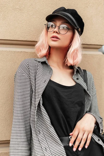 Snygg Vacker Ung Kvinna Med Mode Glasögon Och Huvudbonad Svart — Stockfoto