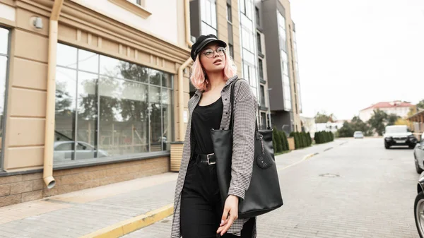 Стильная Молодая Красивая Женщина Очках Шляпе Модной Одежде Рубашкой Черными — стоковое фото