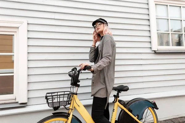 Joven Hermosa Mujer Con Peinado Rosa Gafas Ropa Casual Moda — Foto de Stock