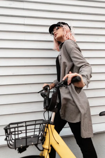 Hermosa Mujer Adolescente Hipster Con Gafas Gorra Una Camisa Cuadros — Foto de Stock