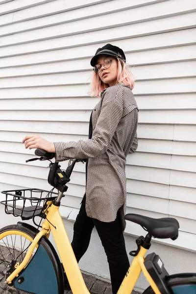 Glamoroso Jovem Mulher Estilo Moda Roupas Casuais Monta Uma Bicicleta — Fotografia de Stock