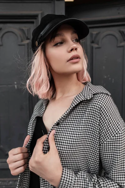 Mujer Elegante Joven Hermosa Urbana Ropa Moda Con Gorra Elegante —  Fotos de Stock