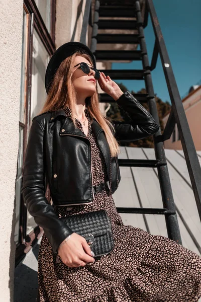Moda Portresi Güneş Gözlüklü Deri Ceketli Giysili Güzel Bir Genç — Stok fotoğraf