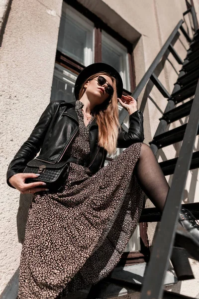 革のジャケットと黒のハンドバッグが市内の階段にポーズでヴィンテージスカートとファッション服のスタイリッシュな若いモデルの女性 — ストック写真