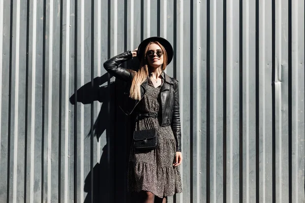 Menina Hipster Bonita Feliz Roupas Moda Com Óculos Sol Chapéu — Fotografia de Stock