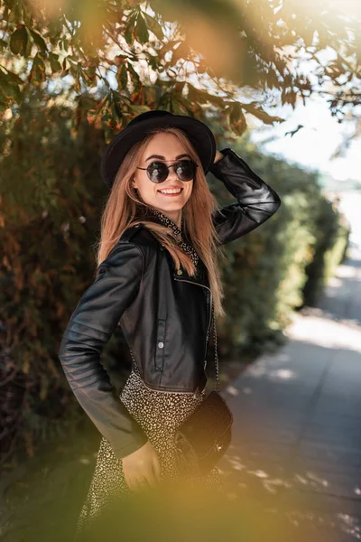 Ganska Snygg Leende Kvinna Mode Outfit Look Med Läder Jacka — Stockfoto