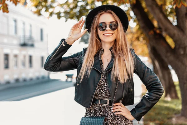 Mujer Hermosa Sonriente Con Gafas Sol Moda Chaqueta Cuero Elegante —  Fotos de Stock