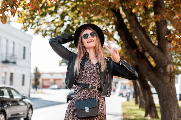 Смішна Молода Щаслива Жінка Модному Одязі Шкіряною Курткою Сонцезахисними Окулярами — стокове фото