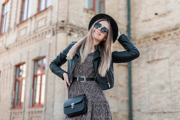 Beautiful Young Stylish Hipster Woman Fashionable Casual Outfit Hat Sunglasses — Stock Photo, Image