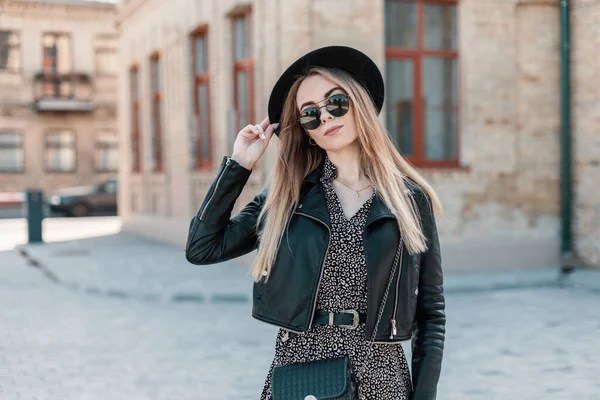 Hipster Flicka Modell Mode Look Vintage Klänning Med Läder Jacka — Stockfoto