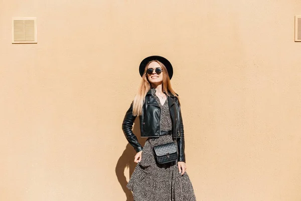 Feliz Hermosa Modelo Mujer Joven Ropa Casual Moda Con Sombrero — Foto de Stock