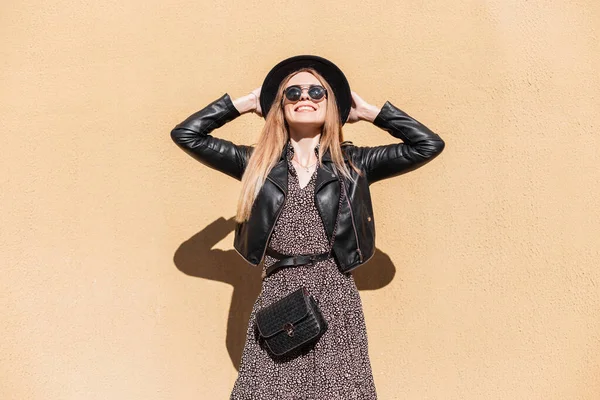 Deri Ceketli Şapkalı Güneş Gözlüklü Moda Çantalı Güzel Modaya Uygun — Stok fotoğraf