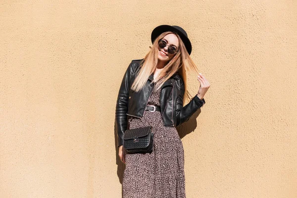 Şık Deri Ceketli Siyah Çantalı Güz Modasına Uygun Giyinen Mutlu — Stok fotoğraf