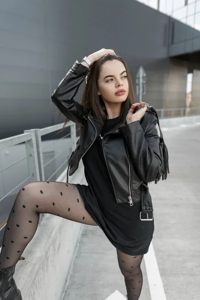 Hübsche Junge Coole Model Frau Modischer Lederjacke Und Schwarzem Kleid — Stockfoto