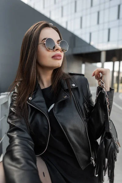 Mode Stilvolle Schöne Modell Frau Vintage Runde Sonnenbrille Mit Modischen — Stockfoto