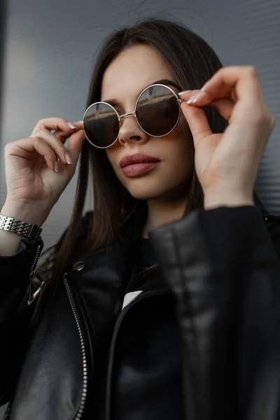 Moda Retrato Legal Uma Bela Mulher Hipster Com Grandes Lábios — Fotografia de Stock
