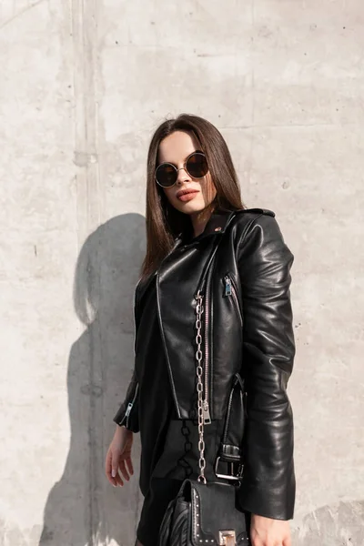 Stilvolles Hübsches Model Mädchen Mit Modischer Sonnenbrille Schwarzer Lederjacke Und — Stockfoto