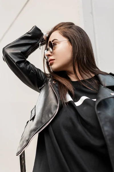 Hipster Hermosa Mujer Fresca Con Gafas Sol Moda Chaqueta Cuero —  Fotos de Stock