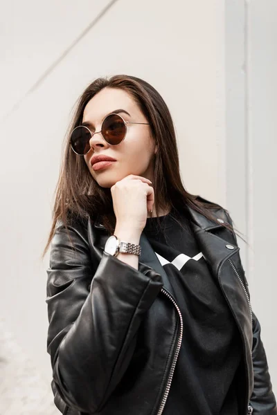 Modeporträt Eines Schönen Urbanen Hipster Mädchens Mit Sonnenbrille Einer Trendigen — Stockfoto