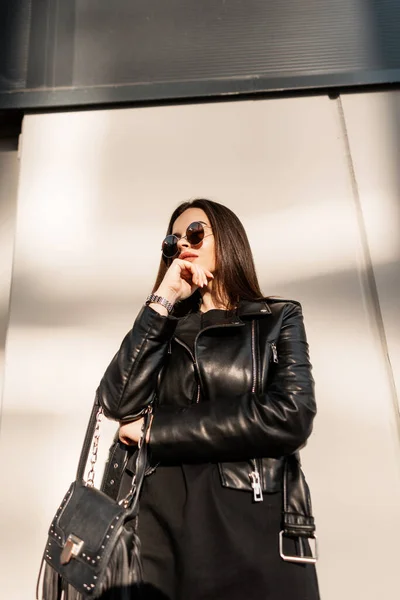 Cool Élégant Belle Femme Hipster Dans Les Vêtements Rock Noir — Photo