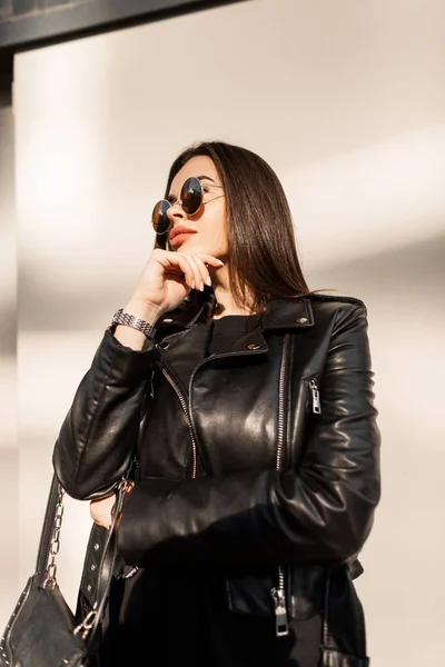 Vacker Snygg Hipster Flicka Med Vintage Solglasögon Mode Läder Jacka — Stockfoto