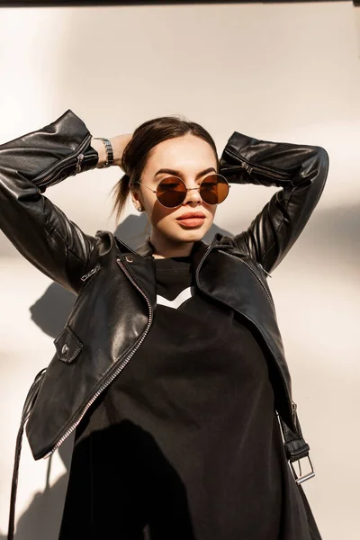 Elegante Retrato Urbano Una Hermosa Mujer Con Labios Naturales Cara —  Fotos de Stock