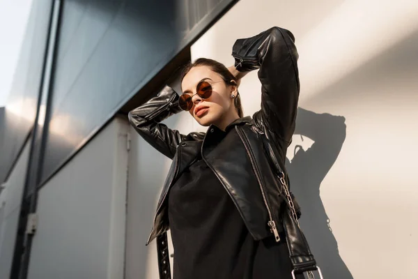 Modeportret Van Vrouwelijk Mooi Model Met Zonnebril Stijlvolle Zwarte Kleding — Stockfoto