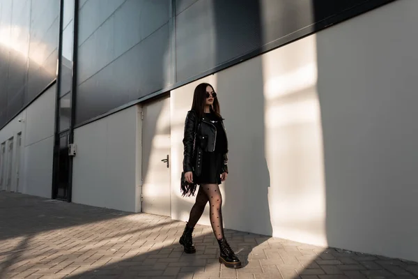 Modelo Chica Moda Con Gafas Sol Ropa Negra Moda Con — Foto de Stock