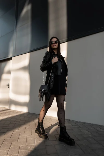 Hipster Frau Mit Sonnenbrille Schwarzer Modischer Kleidung Lederjacke Sweatshirt Strumpfhose — Stockfoto
