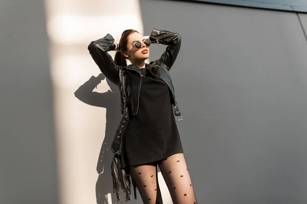 Vacker Hipster Kvinna Med Snygga Runda Solglasögon Svart Mode Läderjacka — Stockfoto
