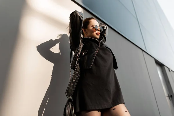 Mujer Hipster Moda Con Gafas Sol Redondas Vintage Ropa Negra — Foto de Stock