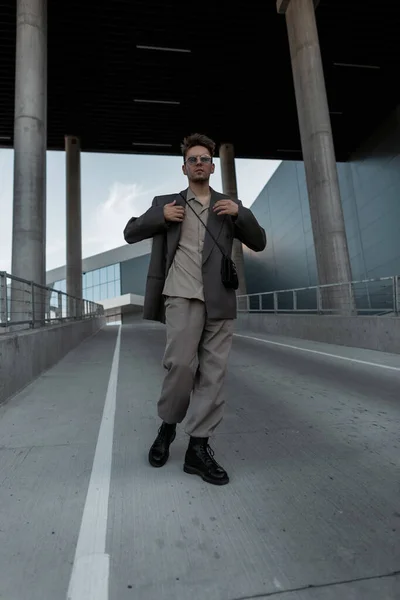 Elegante Joven Hombre Negocios Guapo Una Chaqueta Pantalones Camisa Botas —  Fotos de Stock