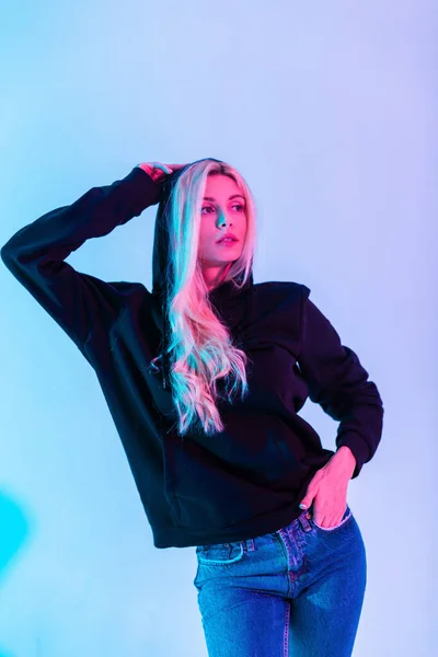 Modieus Blond Meisje Met Een Zwart Sweatshirt Draagt Een Hoodie — Stockfoto