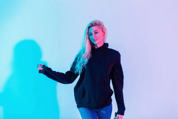 Ung Vacker Blond Flicka Modell Med Blont Hår Fashionabel Svart — Stockfoto