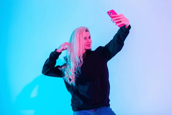 Elegante Hermosa Mujer Joven Hace Selfie Teléfono Inteligente Con Luces — Foto de Stock