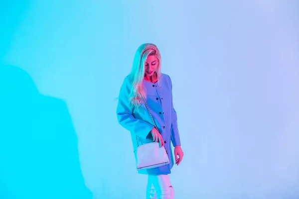Glad Ung Blond Flicka Fashionabel Blå Elegant Blazer Med Vit — Stockfoto