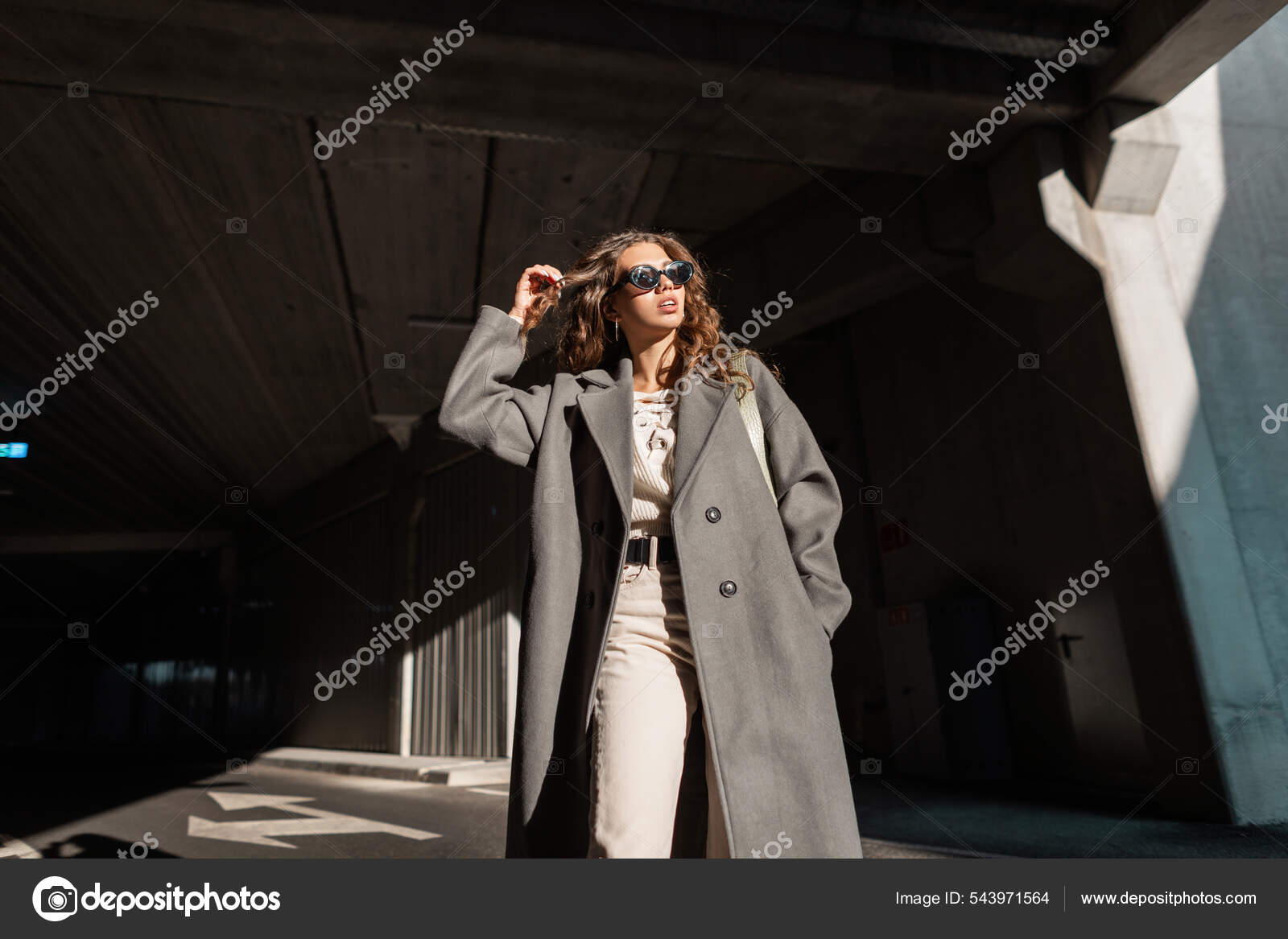 Mujer Joven Hipster De Moda Con Gafas De Sol De Moda Con Ropa Juvenil  Elegante Endereza La Gorra Negra Americana En Un Día Soleado En El  Estacionamiento. Chica Modelo Urbana Posando Al