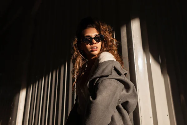 Retrato Luz Del Sol Una Hermosa Chica Moda Con Pelo — Foto de Stock