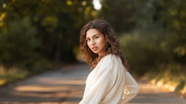 一个穿着针织毛衣 一头卷发的漂亮年轻女子在公园里休息的自然新画像 漂亮的女人可爱的脸 — 图库照片