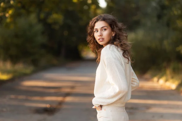 Jolie Jeune Femme Américaine Aux Cheveux Bouclés Mode Tricot Vêtements — Photo