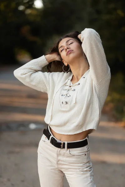 Hübsche Frau Mit Lockigem Haar Modischem Strickpullover Ruhen Und Genießen — Stockfoto