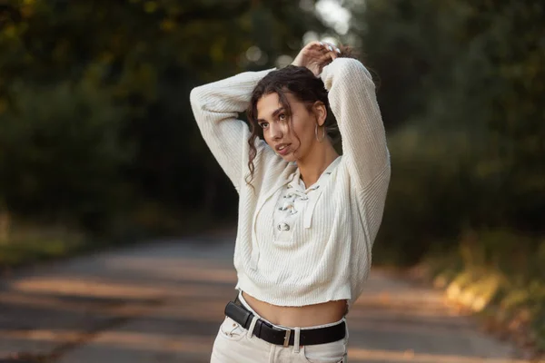 Jovem Mulher Bonita Encaracolado Uma Camisola Vintage Malha Endireita Cabelo — Fotografia de Stock