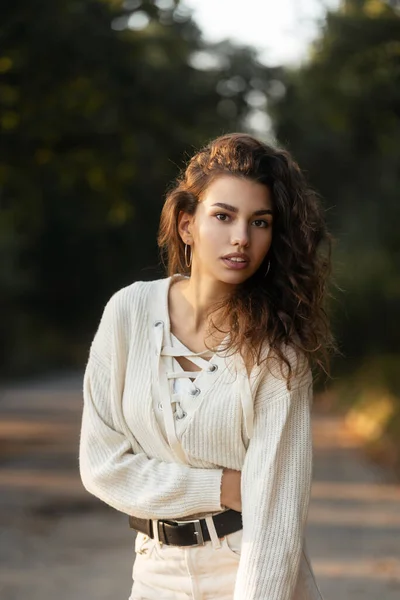 Porträt Einer Hübschen Jungen Frau Mit Locken Modischen Strickkleidern Mit — Stockfoto