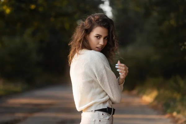 Feliz Hermosa Mujer Modelo Joven Con Pelo Rizado Suéter Punto — Foto de Stock