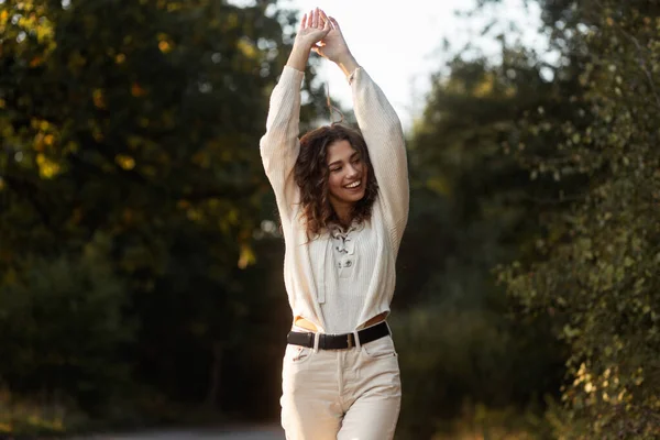 Joven Rizado Mujer Bonita Feliz Con Una Sonrisa Ropa Punto — Foto de Stock