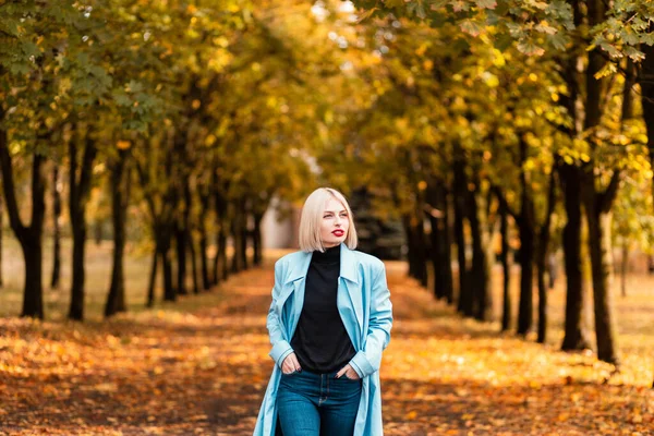 Moda Jovem Mulher Casaco Elegante Azul Com Camisola Preta Jeans — Fotografia de Stock