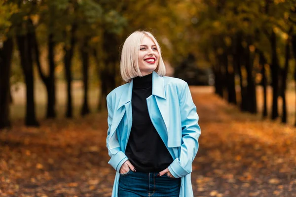 Herbstporträt Einer Glücklichen Schönheit Blondes Mädchen Mit Kurzhaarschnitt Und Süßem — Stockfoto