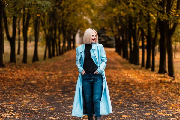 Feliz Hermosa Mujer Modelo Con Sonrisa Abrigo Azul Moda Con — Foto de Stock